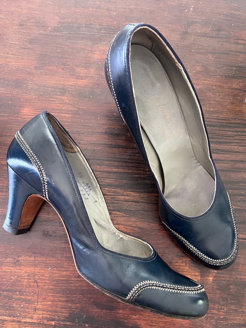 Vintage 1940s Navy Leather Block Heel Pumps w/ Contrast Stitching WW2 Rockabilly - Picture 2 of 10